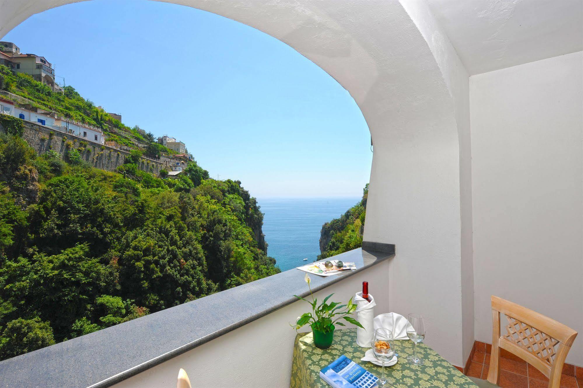 Hotel La Pergola Amalfi Exterior photo